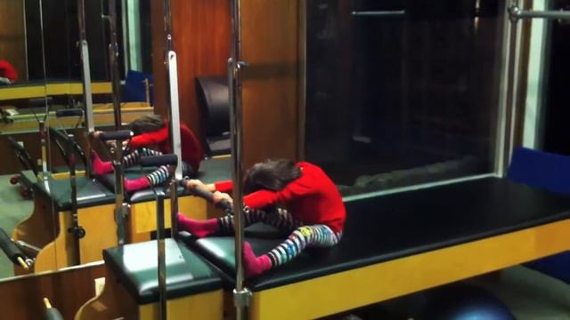 Super cute: My 4 year old doing Pilates on apparatus смотреть онлайн