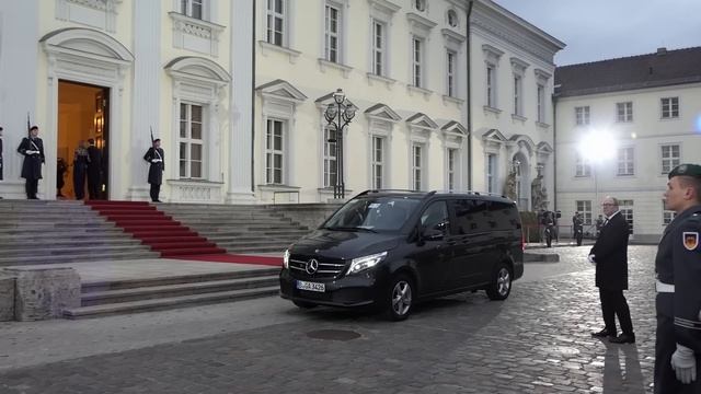 König Charles III. - Serenade vor Staatsbankett Schloss Bellevue смотреть онлайн