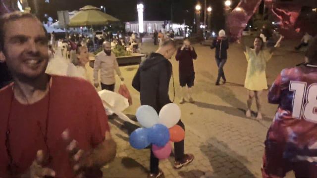 Происходит что-то Божественное в самом центре города Риги 🔥 Улицы наполняются радостью и ликованием смотреть онлайн