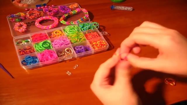 Как сделать браслет из резинок.Самый простой браслет из резинок Loom Bands.Поделки с детьми. смотреть онлайн