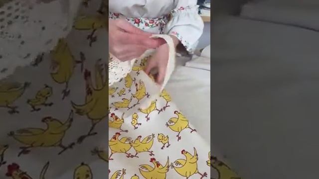 Полулен "Желтые петушки - курочки на суровом" смотреть онлайн