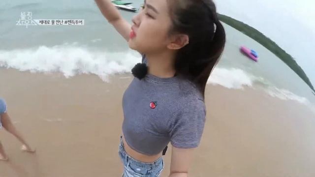 BLACKPINK отжигают на пляже смотреть онлайн