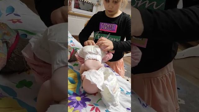 как поменять памперс новорожденному смотреть онлайн