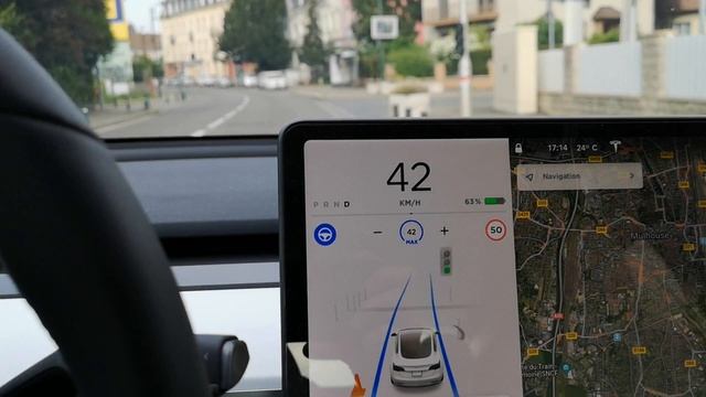 Model 3, conduite autonome en ville et détection des feux et panneaux: quel potentiel en France??? смотреть онлайн