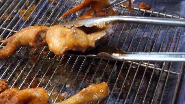 산더미처럼 쌓아놓고 파는 옛날통닭 / Popular And Cheap Whole Chicken - Korean Street Food