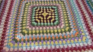 "Бабушкин квадрат"- яркий плед из остатков пряжи.