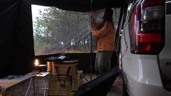 Автомобильный кемпинг в одиночестве на волнах и сильном дожде и ветре Peach Rim