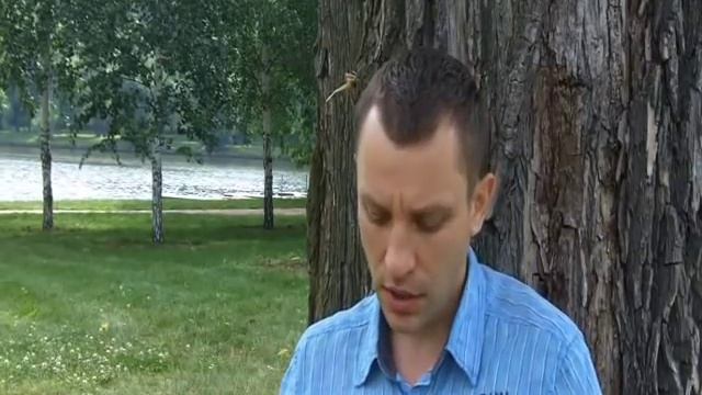 Привычка девушки и парня кусать губу, жевать щеку. Нервный тик глаза смотреть онлайн