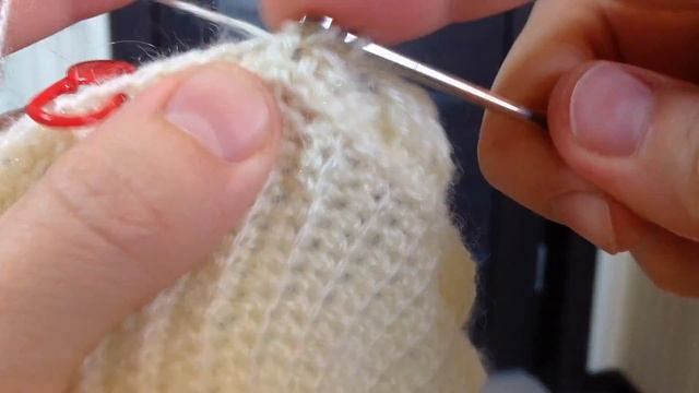 Часть 2. Теплая шапка бини с меховым помпоном и косами крючком смотреть онлайн