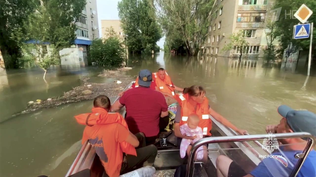 В Херсонской области наращивают группировку спасателей и перебрасывают необходимую технику
