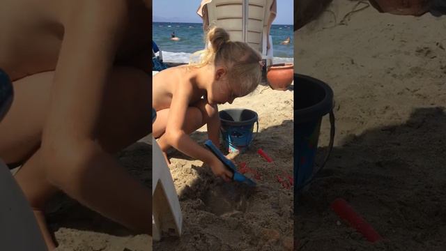 Играем в песке на море смотреть онлайн