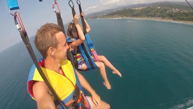 Полёт с парашютом над морем смотреть онлайн