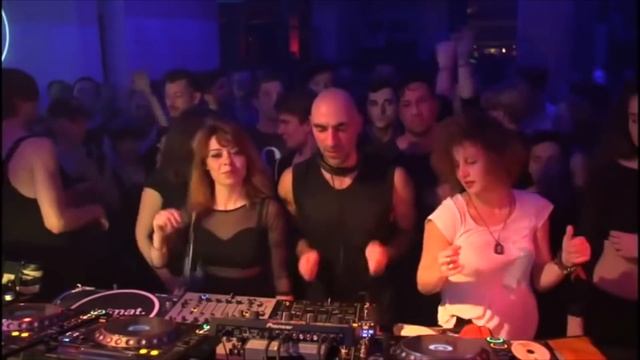 DJ plays Bach at the Boiler Room! смотреть онлайн