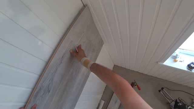 Фартук для кухни из ламинированого паркета на даче. смотреть онлайн