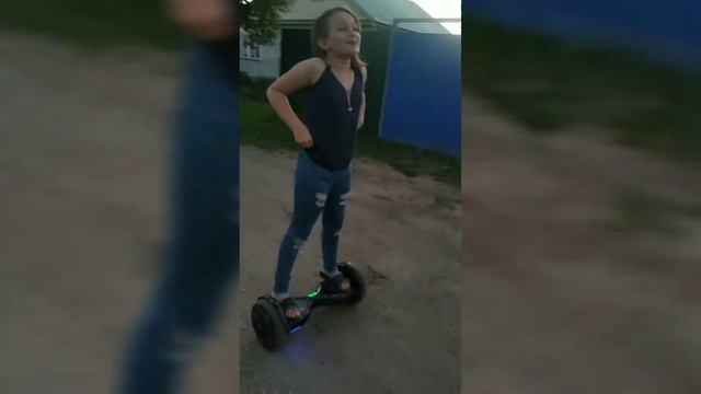 Лина катается на гироскутере с музыкой смотреть онлайн