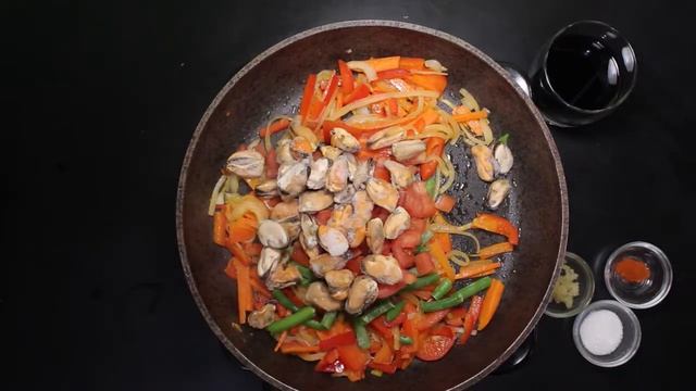 Рамен с мидиями и овощами смотреть онлайн