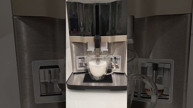 Кофемашина Siemens Eq. 3 s 500. Пользуюсь пол года. Потрясающая кофемашина, проста в использовании. смотреть онлайн