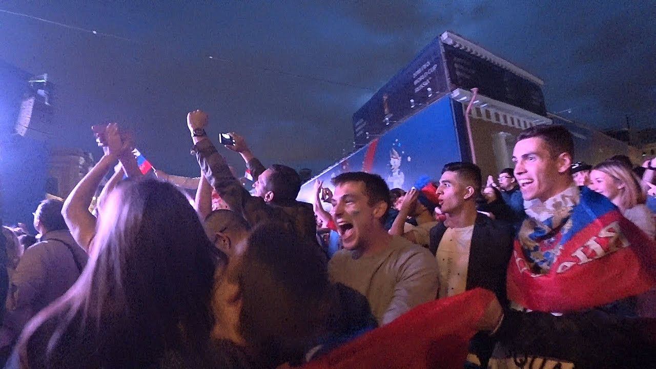 Россия - Хорватия фан-зона в Питере празднует голы на Конюшенной площади Сергей Елисеев