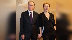 После 35 лет брака  вышел в свет с вдовой Панина - Натальей Рогожкиной. Алексей Гуськов