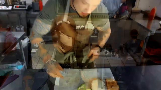 СЭНДВИЧ С УТИНОЙ ГРУДКОЙ И ЯЙЦОМ НА ЗАВТРАК