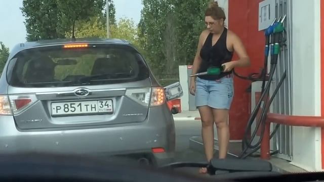 Блондинки заправляются - Blondes at a Gas Station смотреть онлайн