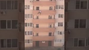 ШОК! Человек выпал с балкона!
