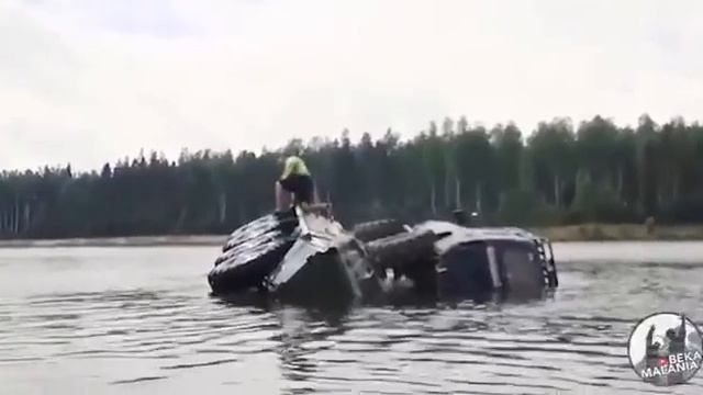 Не самая удачная попытка перевезти автомобиль через реку. смотреть онлайн