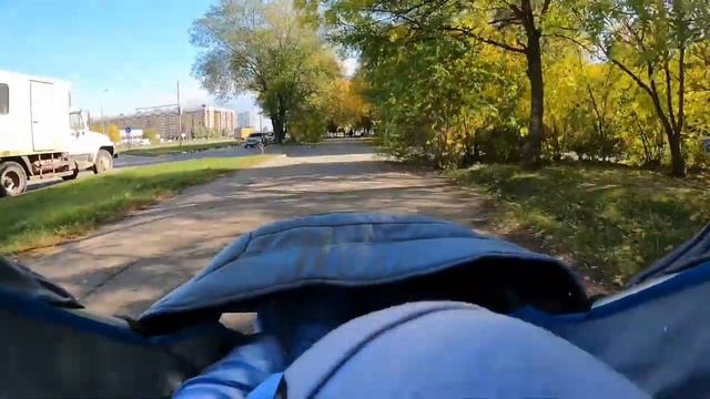 Что видит малыш из коляски во время прогулки смотреть онлайн