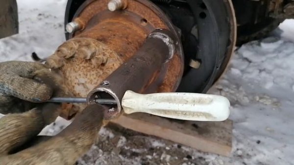 Как нарезать резьбу шпильки в неудобном месте.