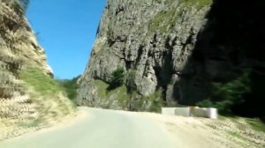 Опасная дорога в красивых горах Азербайджана.