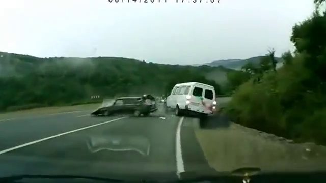 Ужасное ДТП. ВАЗ улетел под Газель смотреть онлайн