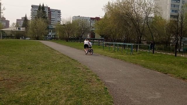 Учим кататься сына на двух колесном велосипеде