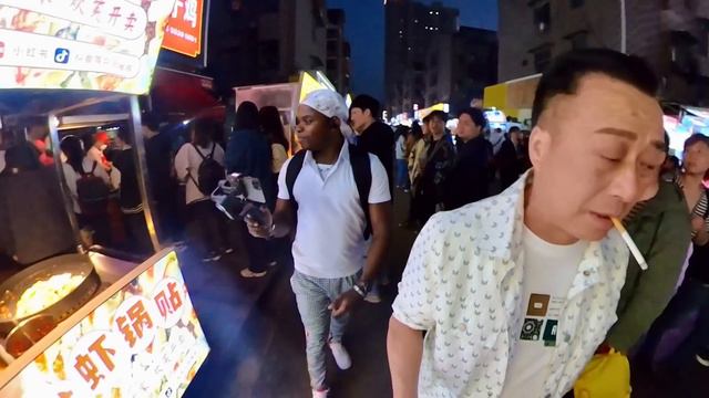 Chinese Girl Tried To Be Racist To Black Man And This Happened смотреть онлайн