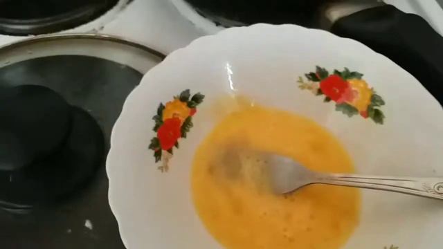 Как быстро приготовить яйшницу с колбасой. Для тех, кто не любит желток. смотреть онлайн