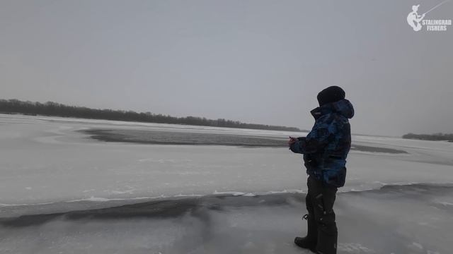 РУКИ ЗАТРЯСЛИСЬ! НАШЛИ ОГРОМНУЮ КОРЯГУ ПОД ЛУНКОЙ. Первый заброс и... смотреть онлайн
