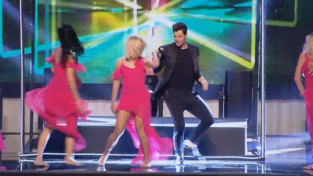 Sakis Rouvas - Apolitos Erotas | Special Charity Act By BSB For ORAMA ELPIDAS @ Madwalk 2017