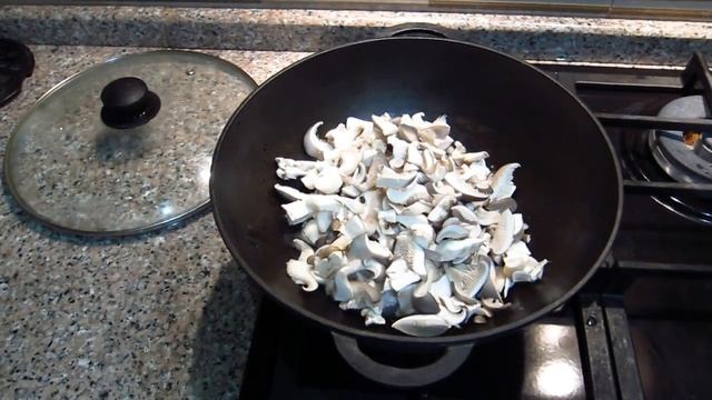 Готовим деликатес - бычьи яйца с грибами. смотреть онлайн