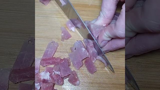 Новогодние Манты с рубленного Мяса с кусочками жира очень Сочные тесто со Свекольного Сока. Қой еті смотреть онлайн