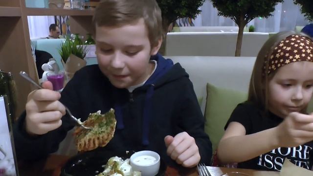 VLOG ДЕНЬ РОЖДЕНИЕ ТЕЩИ ? СУШИ ? ПИЦЦА ? Гамбургер СВОЯ КОМПАНИЯ ? Birthday Kids Fun Party RUSSI смотреть онлайн