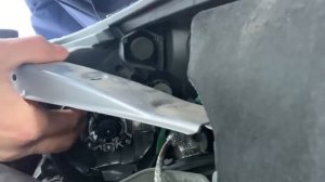 Субару Форестер Замена лампы ближнего света ксенон