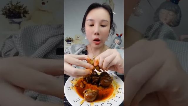 Мукбанга едят сырые морепродукты. Вкусно ли есть сырые креветки без панциря? #мукбанг