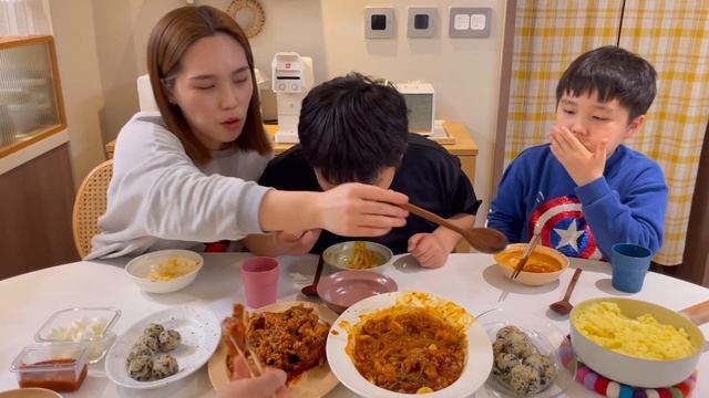 가족먹방 | 닭발과 국물닭발 먹방 mukbang 계란찜과 날치알주먹밥도 빠질 수 없죠? смотреть онлайн
