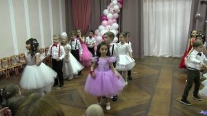 Вход на выпускной балл в детском саду