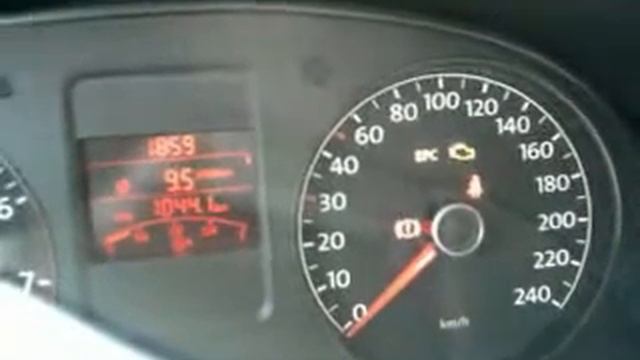 VW POLOSEDAN,заводим двигатель,лампы приборной панели смотреть онлайн