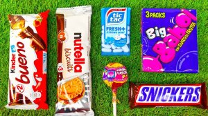 Распаковка множества глянцевых леденцов и радужных конфет