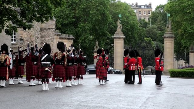 The Scots Guards guard the Queen at Holyrood Palace for the last time смотреть онлайн