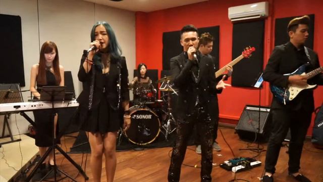 我的心里没有他 - covered by Jaame's Band смотреть онлайн