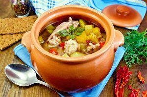 Мясо в горшочках с картофелем, грибами и овощами.