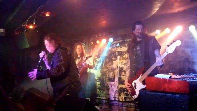Sainted Sinners bar Rocka Rolla V.Tarnovo Mistreated смотреть онлайн