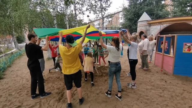 Парашют играют дети и взрослые.mp4 смотреть онлайн